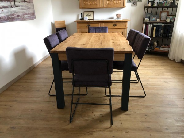 Ausziehbarer Baumkantentisch und 6 Lederstühlen Nevada, modernes Design mit Schwarzstahlprofil