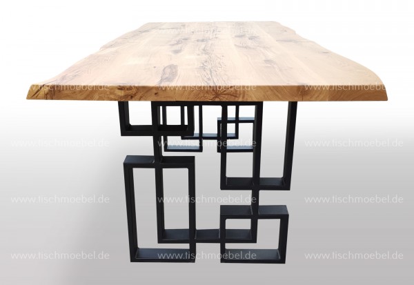 Baumkantentisch auf Labyrinth Tischgestell Schwarzstahl 220x90cm