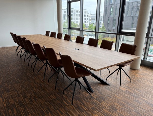 Besprechungstische aus Eiche - Multimedia Vorbereitung - Masse Variabel - 540x130cm mit Lederstühlen