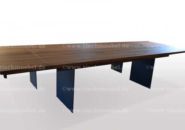 Esstisch ausziehbar aus nussbaum auf Schwarzstahl wangen min