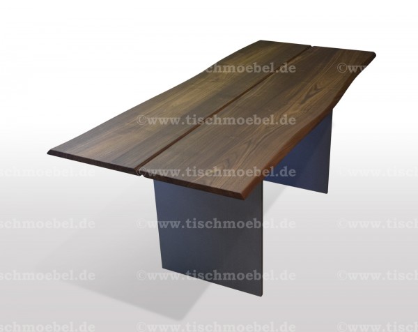 Nussbaum Tisch mit Naturkante auf Schwarzstahl Wangen 220x110cm