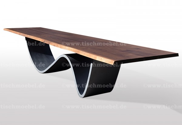 Esstisch mit Naturkante Nussbaum massiv auf Wave Tischgestell