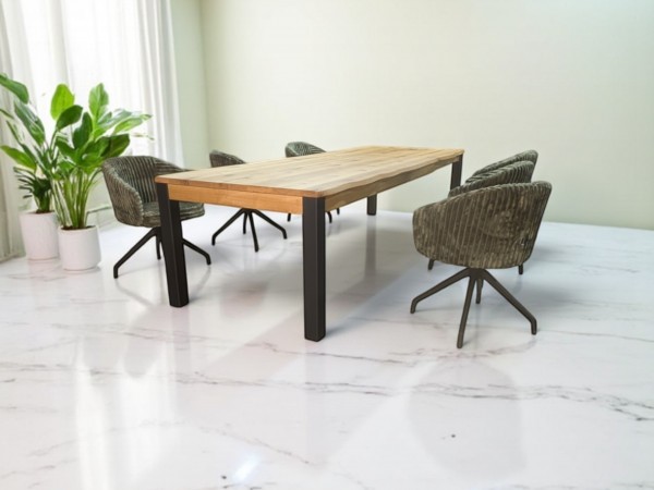 Baumkanten Tisch Wildeiche mit modernen Stühken auf Spider Gestell