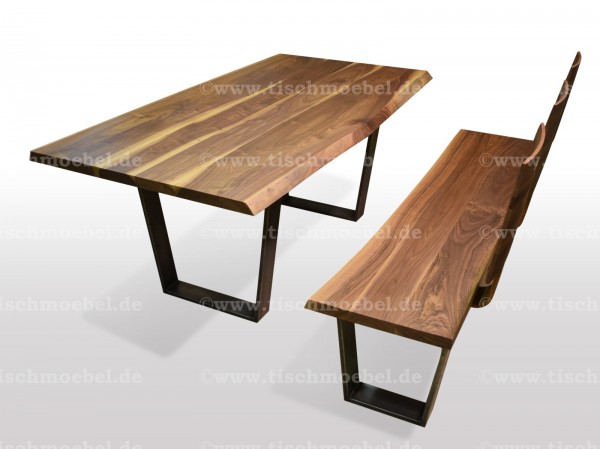 Sitzbank mit Baumkante mit Baumtisch