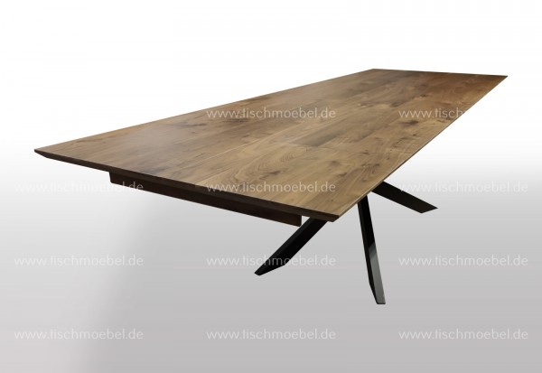 Tisch Nussbaum massiv auf Spider Gestell