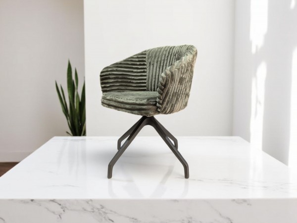 Moderner Drehstuhl auf Stahlgestell