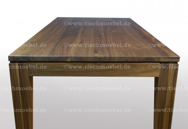 Esstisch mit Schattenfuge und konischen Beinen