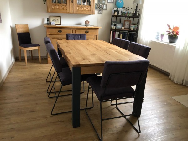 Ausziehbarer Esstisch Wildeiche mit Baumkante und 6 Lederstühlen Nevada, modernes Design mit Schwarzstahlprofil