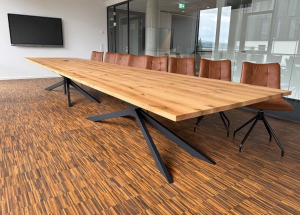 Besprechungstische aus Wildeicheiche mit Stühlen aus Leder SET