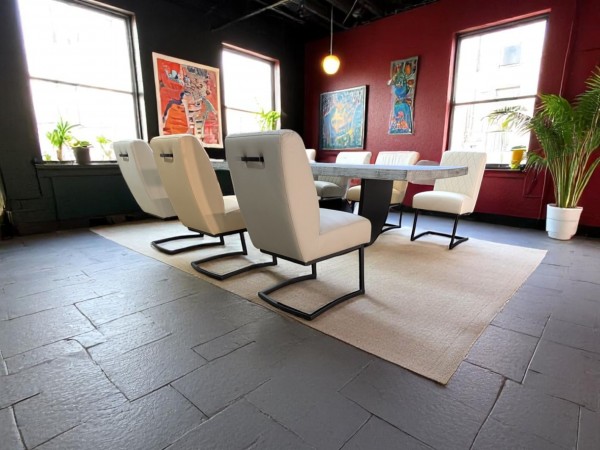 Konferenztisch Baumkante verkohlt und gekälkt 200x120cm - mit sechs Loft Stühlen