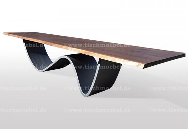 Baumkantentisch Nussbaum auf Wave Tischuntergestell