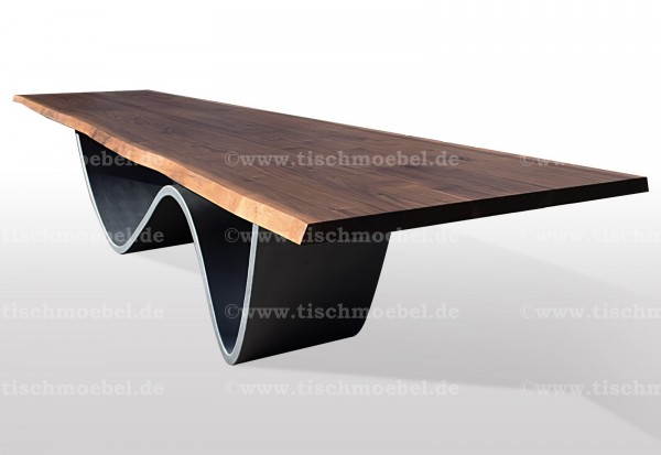 Baumkantentisch Nussbaum auf Wave Tischgestell